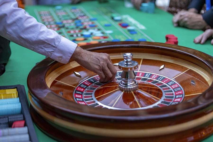 Suasana interior kasino dengan meja permainan yang menyala
