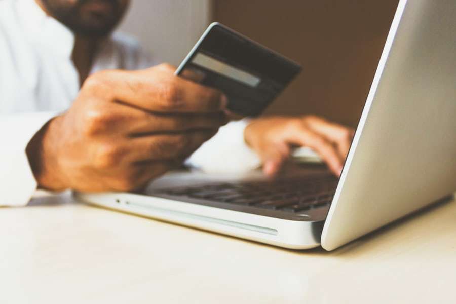 Kartu bank dan ponsel untuk transaksi digital