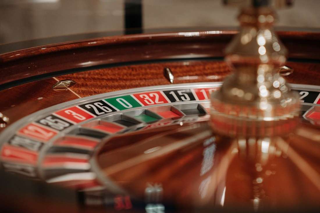 Roda roulette berwarna merah dan hitam dalam foto jarak dekat