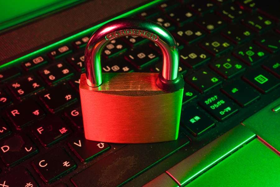 Gembok digital mengambang di atas papan ketik laptop yang menyala