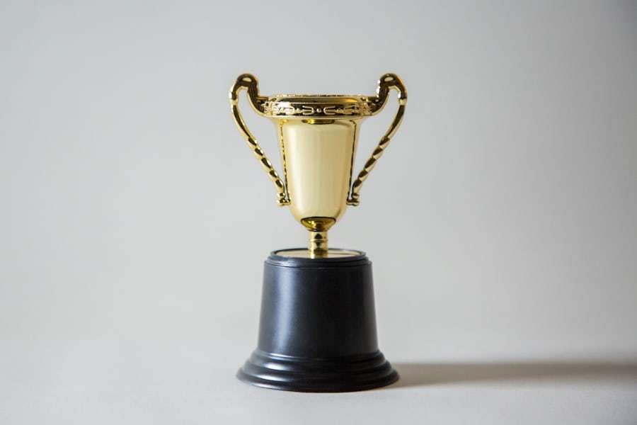Piala kecil di atas meja, melambangkan hadiah ulang tahun